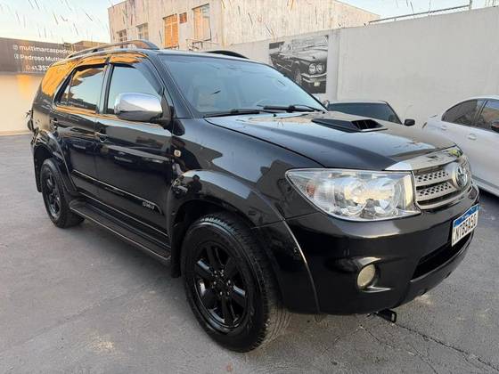 TOYOTA HILUX SW4 3.0 SRV 4X4 7 LUGARES 16V TURBO INTERCOOLER DIESEL 4P AUTOMÁTICO
